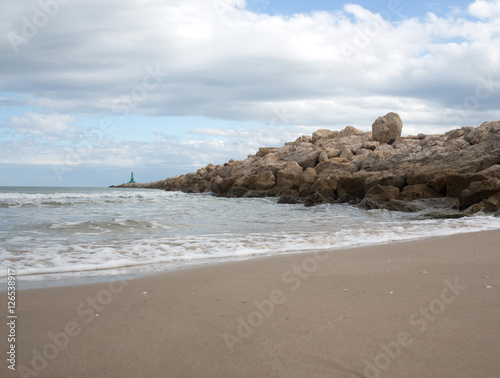 Preciosa playa durante el día