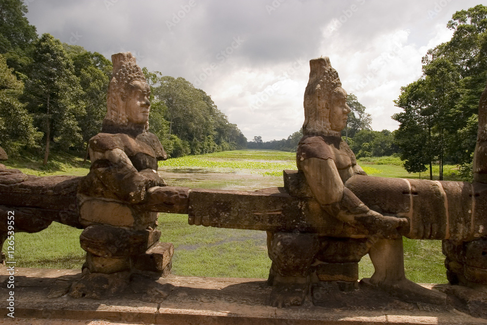 Statuen bilden das Geländer einer Brücke zum Tempel Angkor Thom