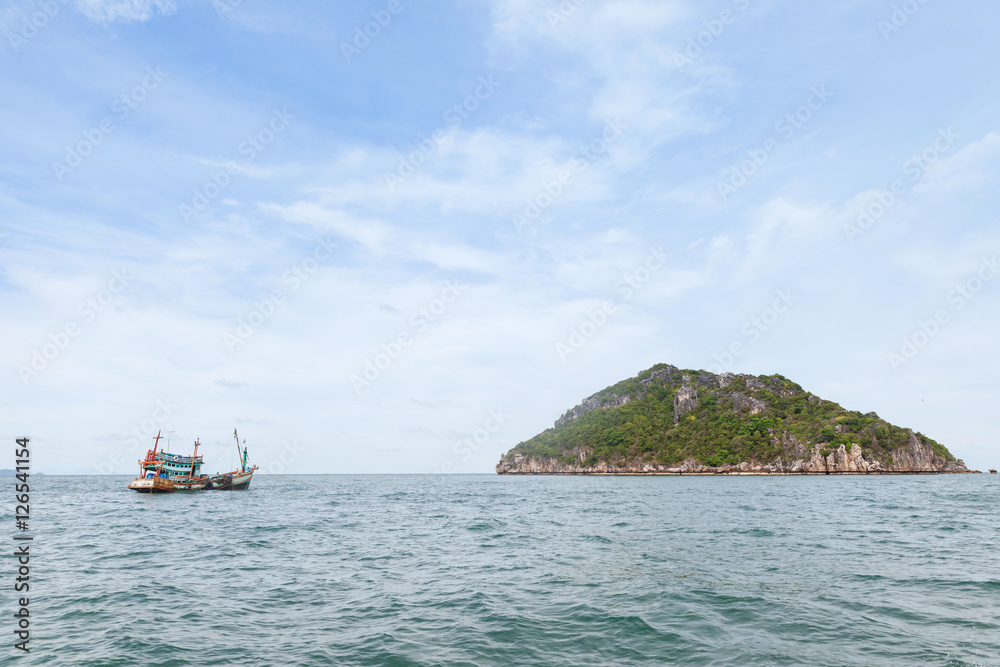 Obraz premium Fishing boat on gulf of Thailand, Surat Thani, Thailand.