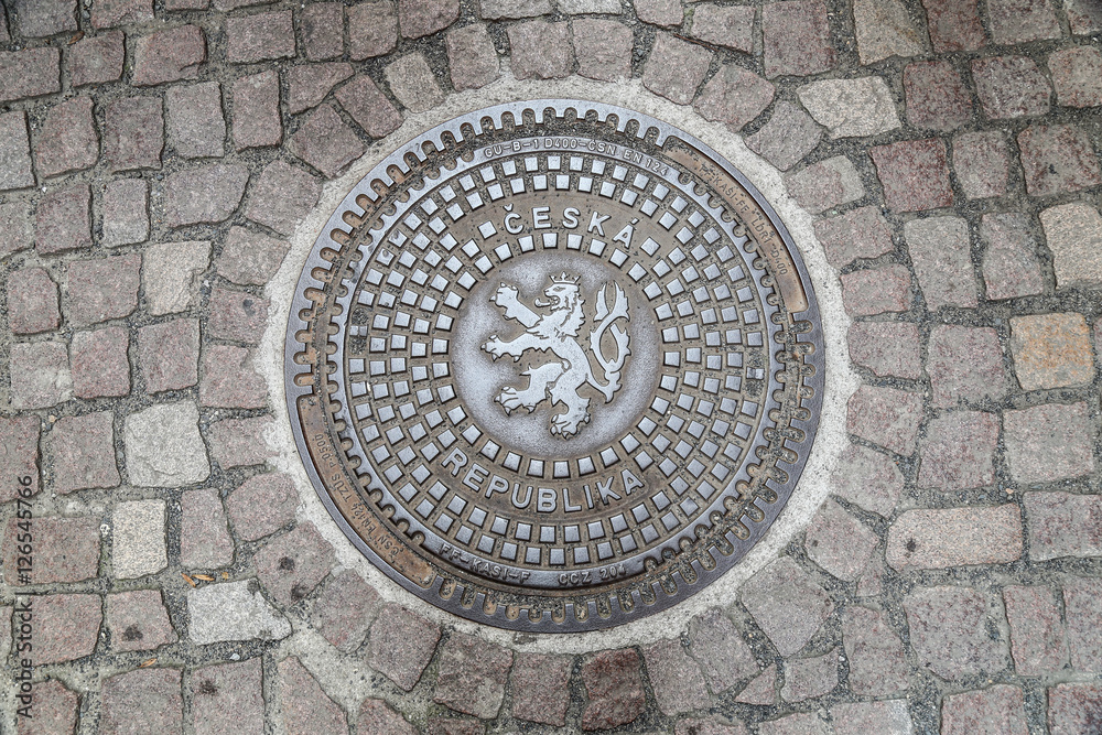 Schachtdeckel / Gullideckel in Prag in der Tschechischen Republik