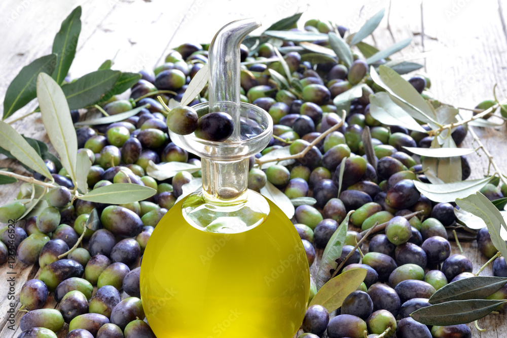 olio e olive fresche per il frantoio Stock Photo | Adobe Stock