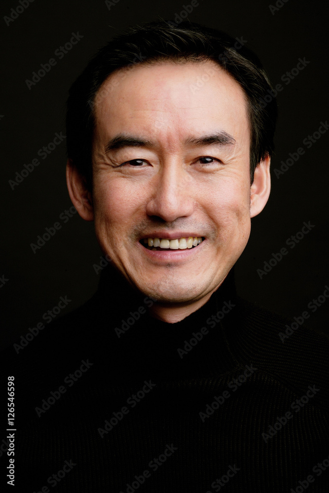 Obraz premium Man smiling, head shot, black background