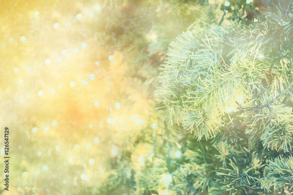Naklejka premium christmas tree with bokeh light background