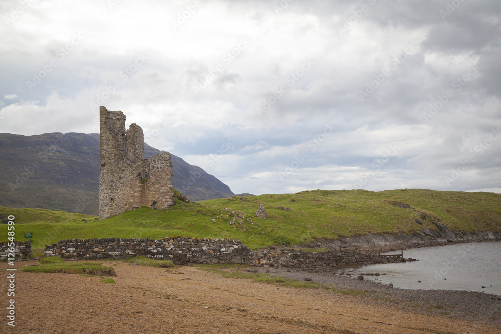 Die Ruinen Ardvreck Castle, Loch Assynt, Lairg, Schottland