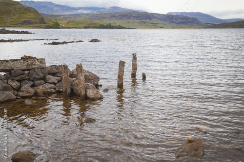 Steine an den Ufern des Loch Assynt, Highlands, Lairg, Schottland