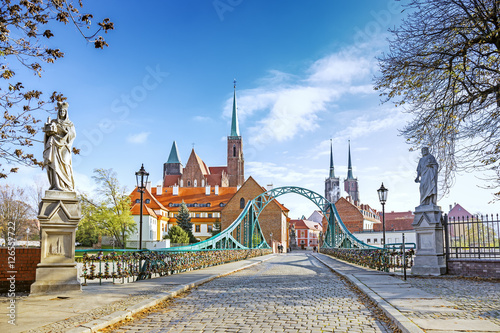 Bridge to Tumski (Cathedral) Island in Wroclaw, Poland © golovianko