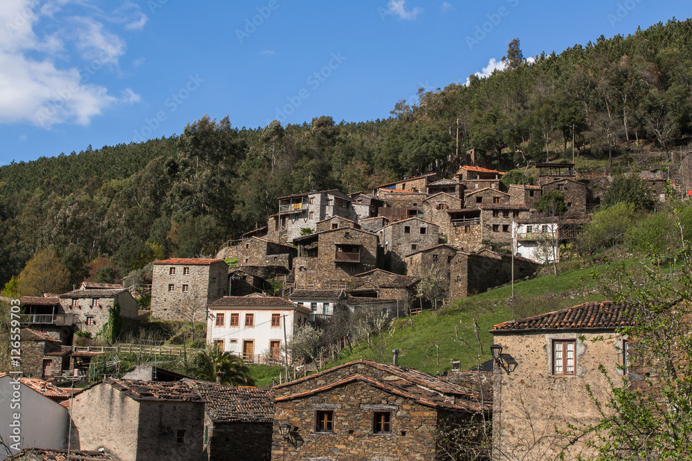 The schist village of Candal