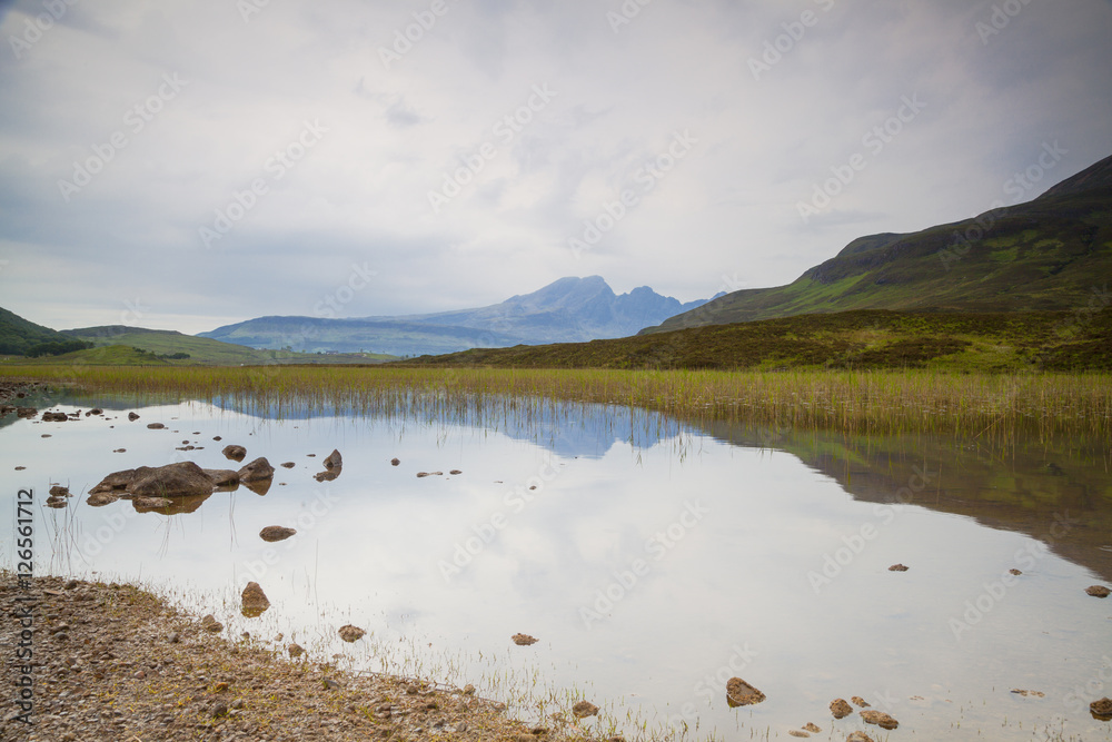 Spiegelung der Cullin mountains in einem See, Isle of Skye, Schottland