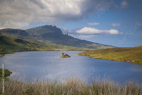 Der Old Man of Storr und Trotternish aus der Ferne, Isle of Skye, Schottland
 photo