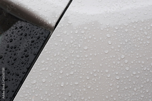 Regentropfen schwarz und weiß