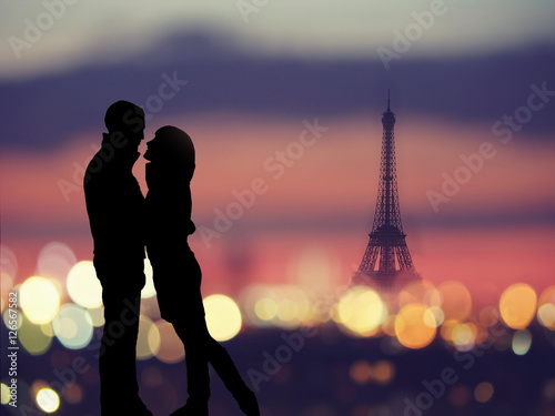 Canvas Print silhouette of romantic lovers with eiffel tower on a background in Paris , Franc