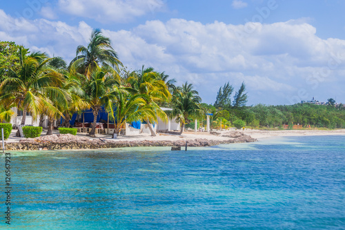 Fototapeta Naklejka Na Ścianę i Meble -  Beautiful beach on the Caribbean coast.  Isla Mujeres, Mexico