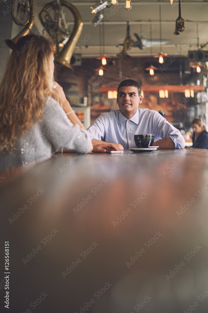Obraz premium Two friends talking in the cafe