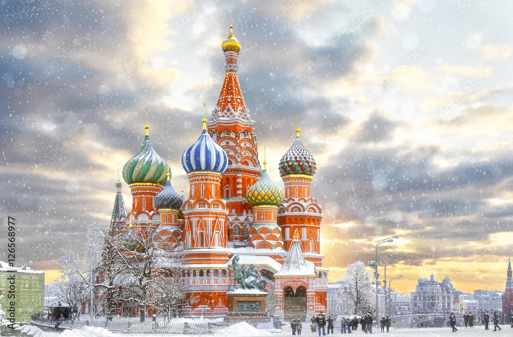 Fototapeta premium Moskwa, Rosja, Plac Czerwony, widok na Sobór Wasyla Błogosławionego, rosyjska zima