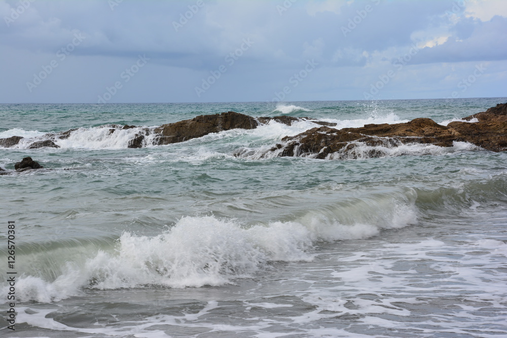 vagues se brisant sur les rochers vagues se brisant sur les rochers