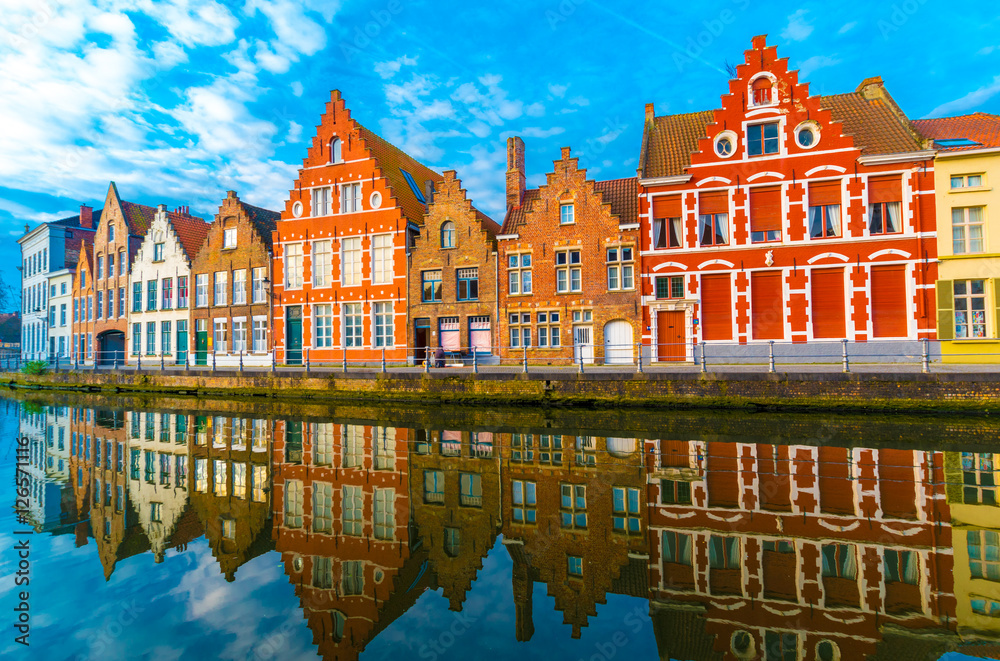 Obraz premium Średniowieczne budynki wzdłuż kanału w Brugii w Belgii