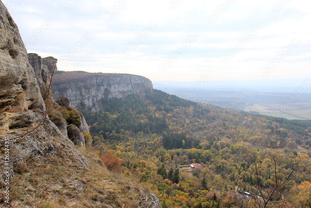 Fototapeta premium Вид с горы на осенний лес. Мадара (Болгария) 