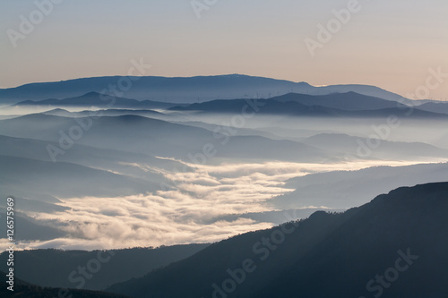 Fototapeta Naklejka Na Ścianę i Meble -  Misty hills