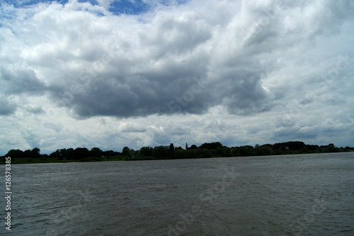 Wolkenbank über dem Rhein photo