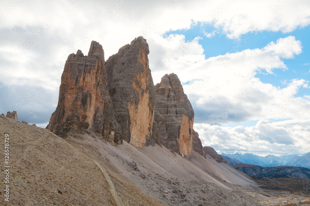 Fototapeta premium Tre Cime di Lavaredo in beautiful surroundings in the Dolomites in Italy, Europe (Drei Zinnen)
