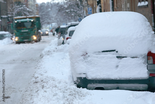 Canvas Print Snow chaos in the traffic. Cars covered with snow