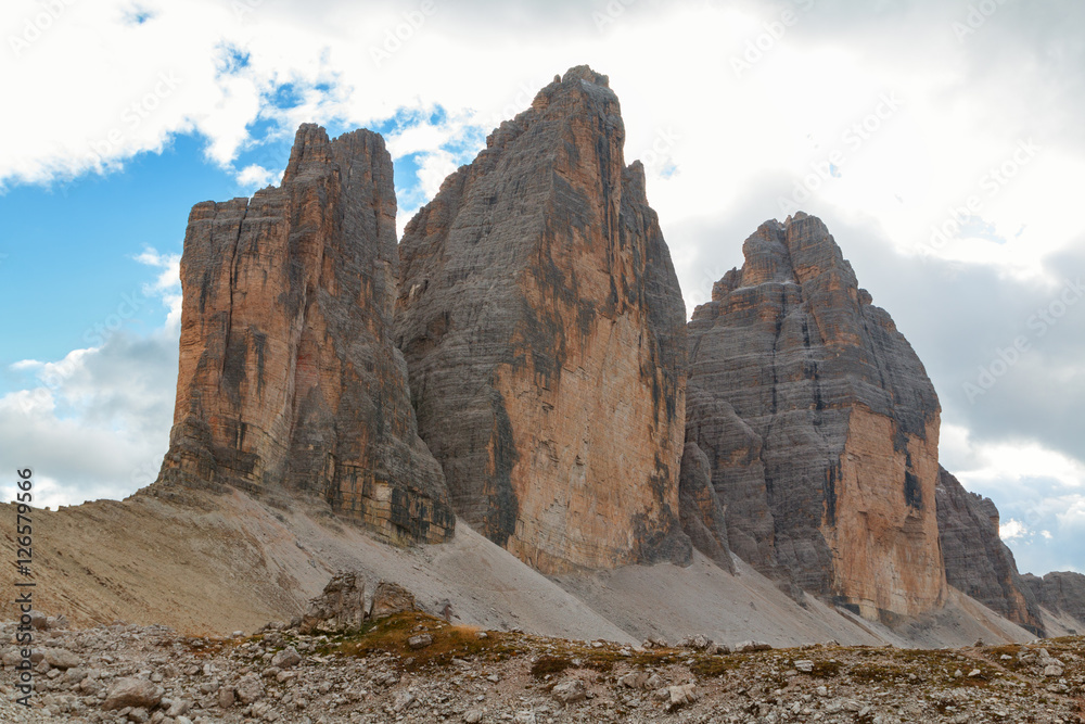 Obraz premium Tre Cime di Lavaredo in beautiful surroundings in the Dolomites in Italy, Europe (Drei Zinnen)