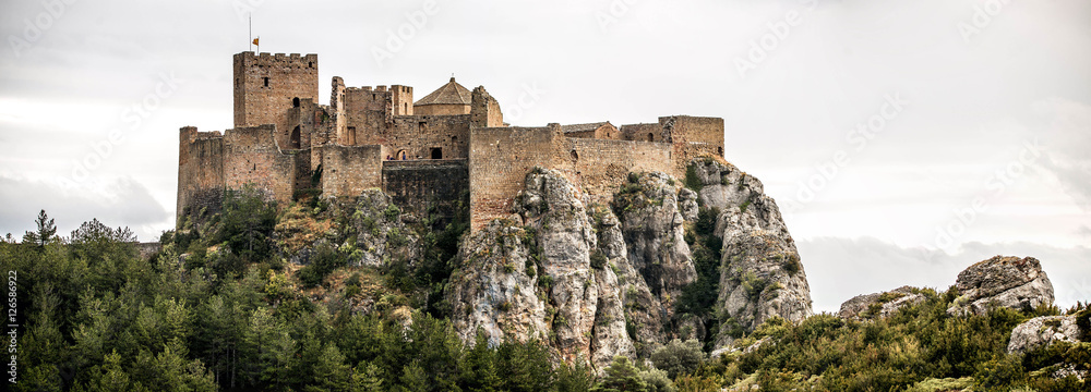 Fototapeta premium Krajobraz z Loarre kasztelem w Huesca, Aragon w Hiszpania