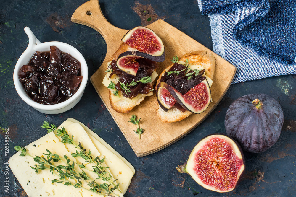 Canape with cheese, onion jam, figs and thyme Canape with cheese, onion jam, figs and thyme