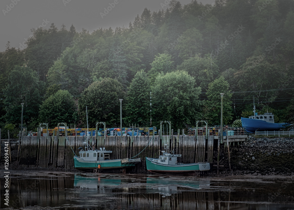 Obraz premium The tide is out in this Newbrunswick fishing town - Canada