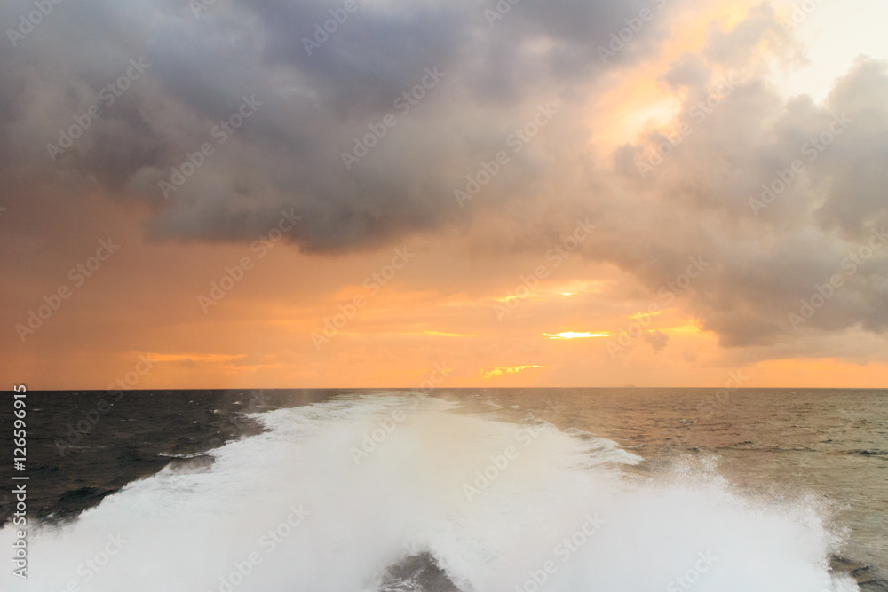 Obraz premium seascape stormy sea horizon and kielwater