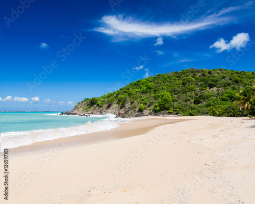 Fototapeta Naklejka Na Ścianę i Meble -  Happy Bay off coast of St Martin Caribbean