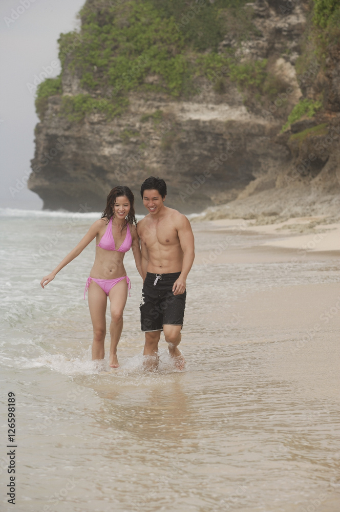 Fototapeta premium Couple walking on beach