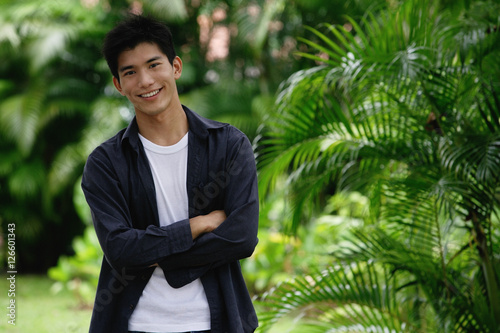 Fotografía A man in a garden smiles at the camera
