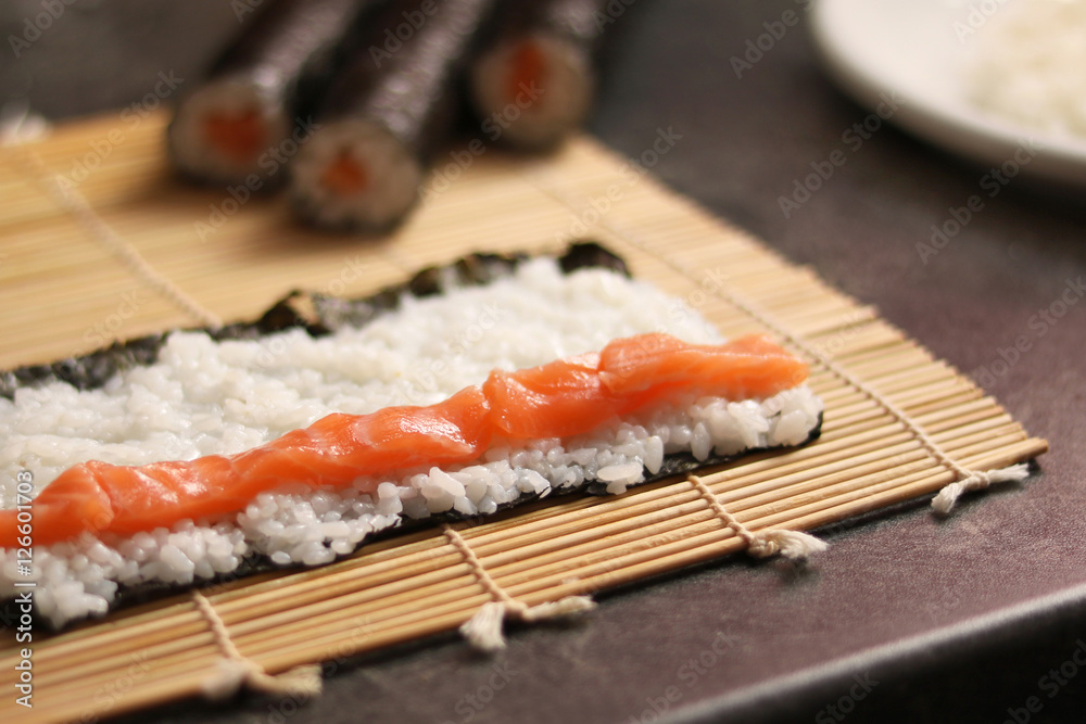 Maki Sushi rollen auf Bambus Matte Stock Photo | Adobe Stock