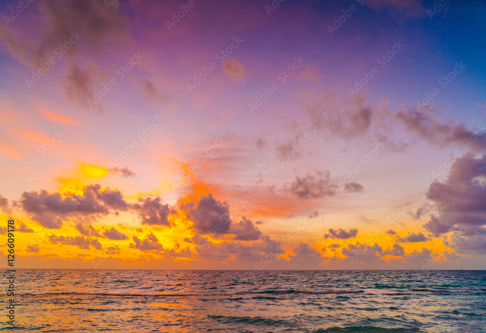 Fototapeta premium Beautiful sunset with sky over calm sea in tropical Maldives is