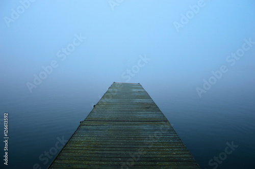 Fototapeta Naklejka Na Ścianę i Meble -  Molo nad jeziorem w mgle.