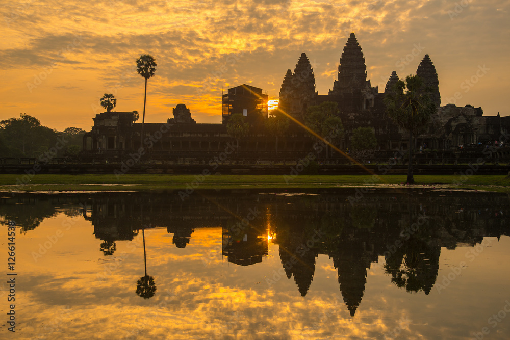 Obraz premium The silhouette of Angkor Wat before sunrise in Siem Reap province of Cambodia.