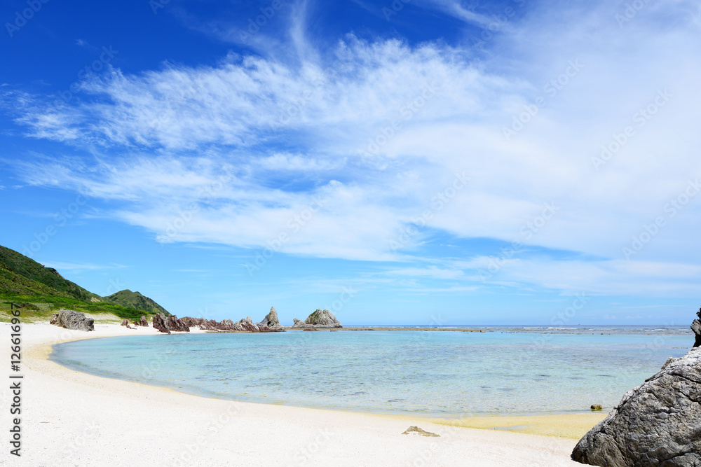 Naklejka premium 沖縄の美しい海とさわやかな空