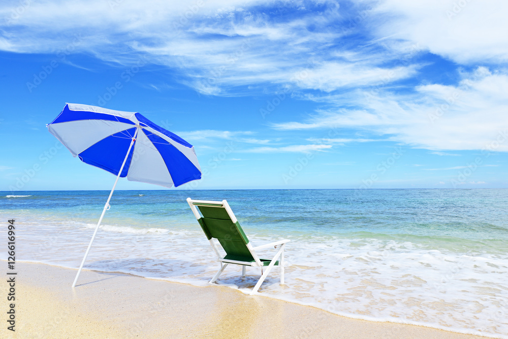 沖縄の美しい海とビーチパラソル