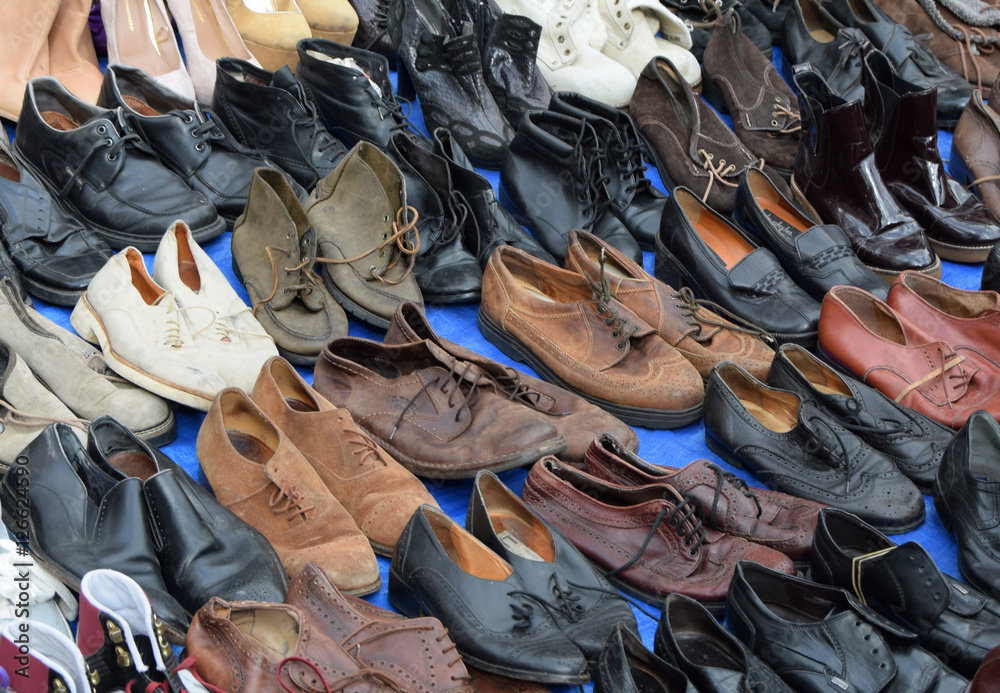 Schuhe auf einem Flohmarkt