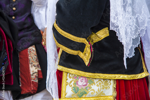 SELARGIUS, ITALIA - SETTEMBRE 8, 2013: Antico matrimonio selargino - Sardegna - dettaglio di un costume tradizionale sardo