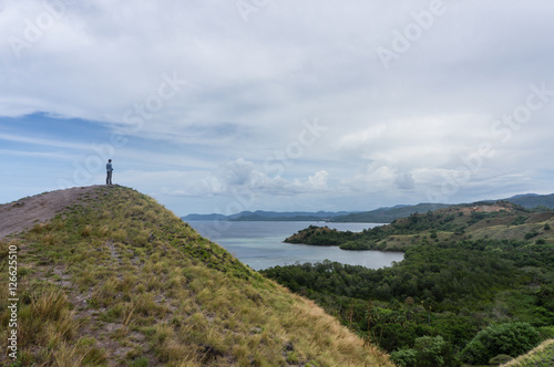 Homme perché en haut d'une colline, Labuan Bajo, Flores, Indonésie