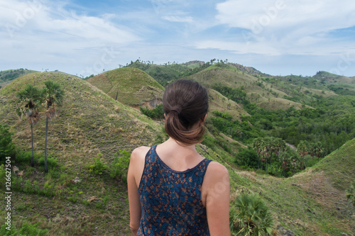 Jeune touriste dans la nature près de Labuan Bajo, Flores, Indonesie