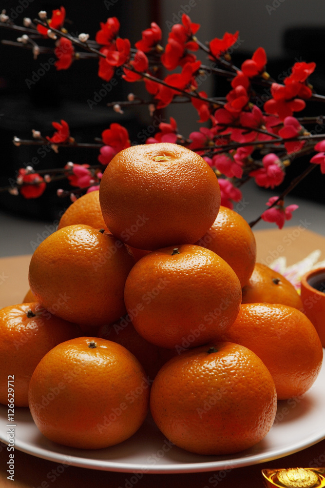 Oranges stacked on plate