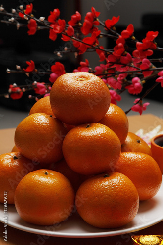 Obraz na płótnie Oranges stacked on plate w salonie