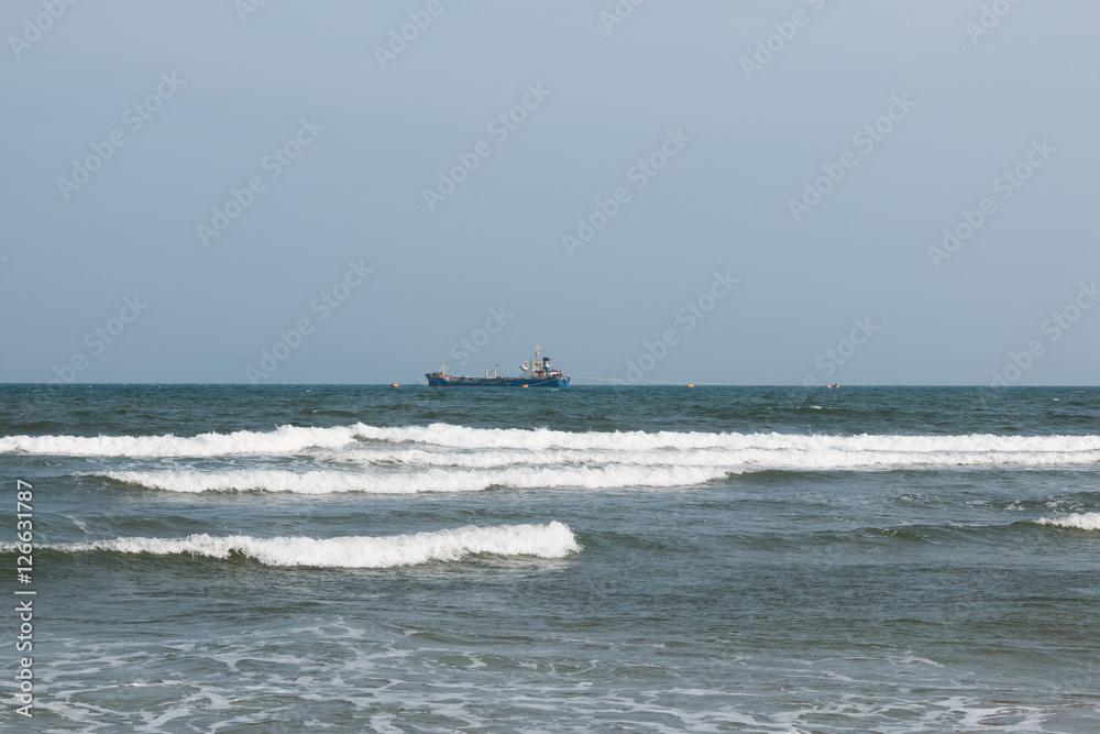 Naklejka premium 沖で漁をする漁船