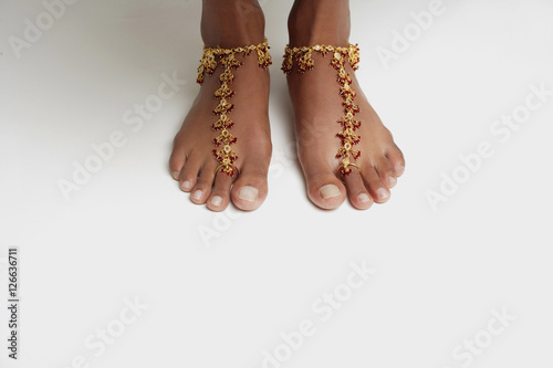 Obraz na płótnie Woman's feet with anklet against white floor w salonie