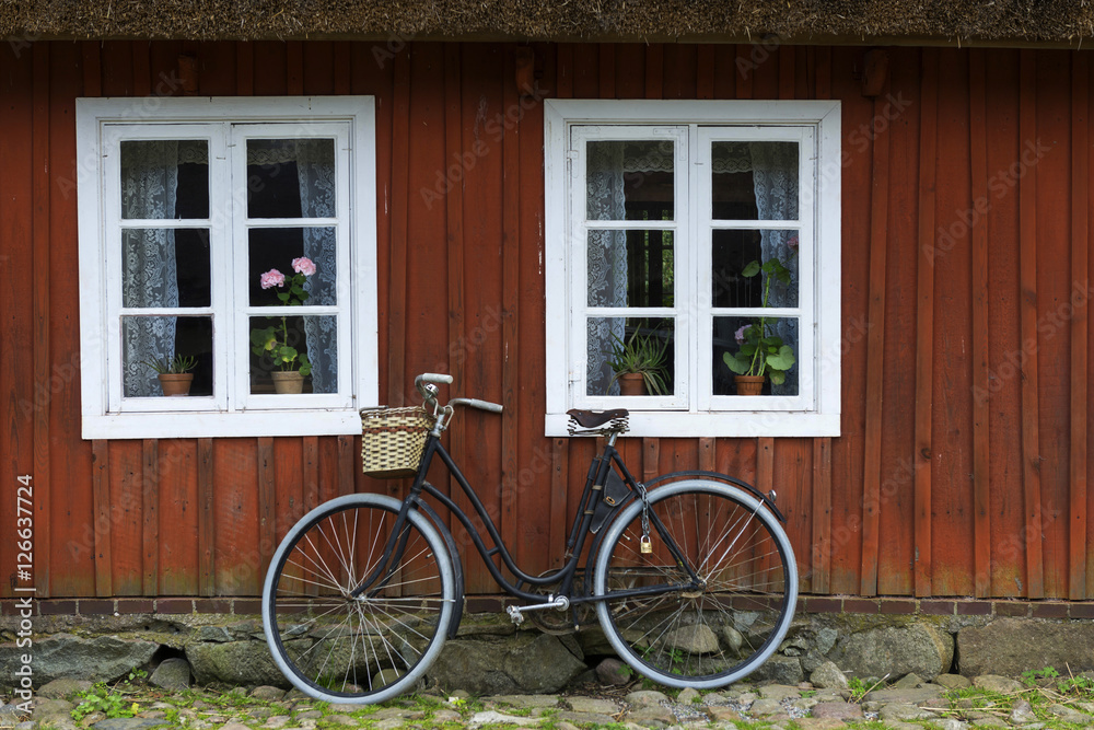 Altes Fahrrad vor einem Bauernhaus