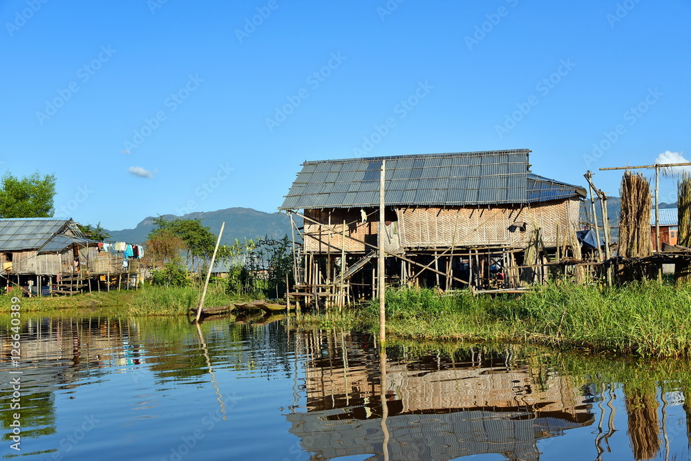 Maison sur pilotis lac inle myanmar