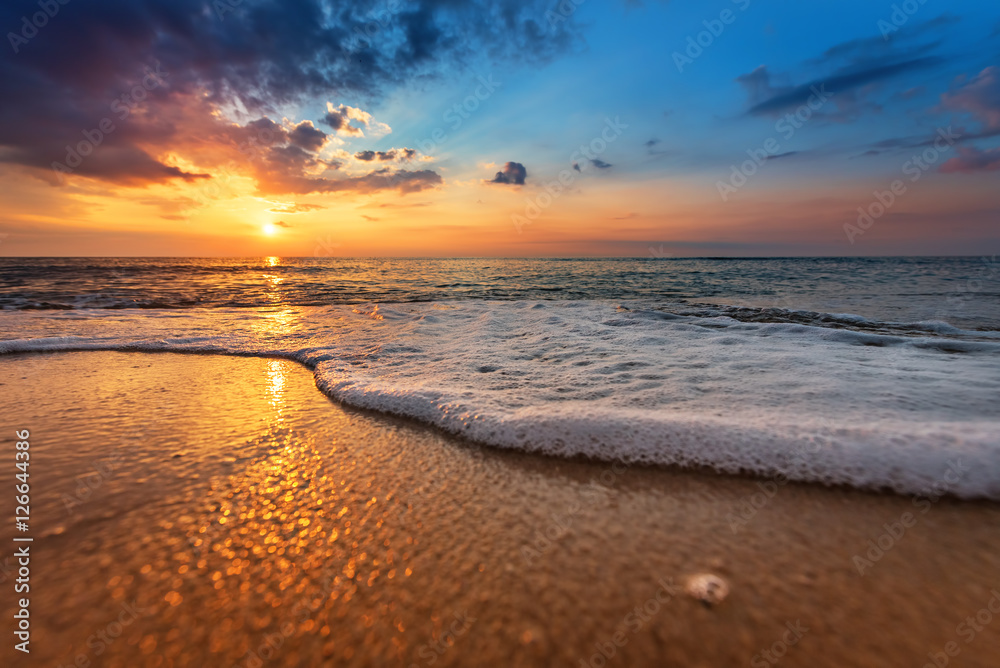 Naklejka premium Pejzaż morski podczas zachodu słońca. Piękny naturalny krajobraz